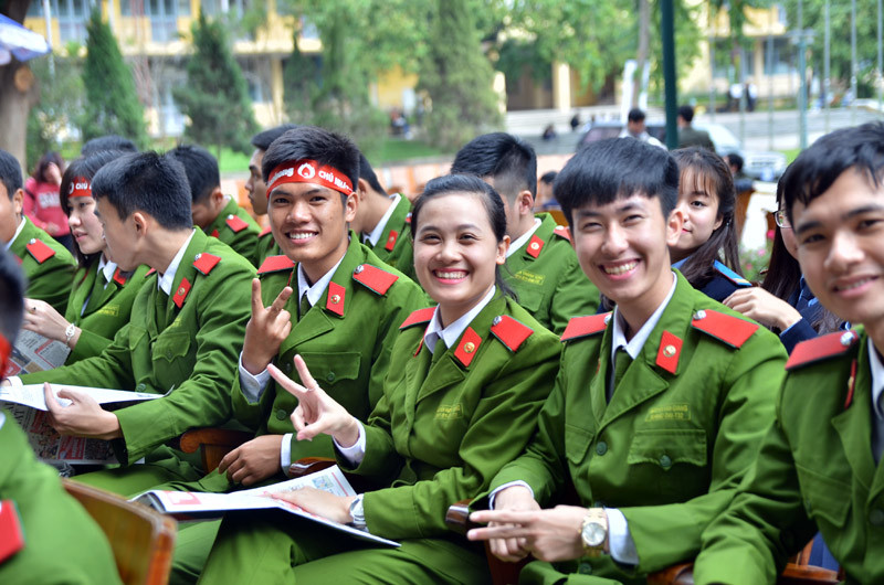 Các sinh viên trường HV Cảnh Sát nhân dân tham gia hiến máu tại Chủ Nhật Đỏ.