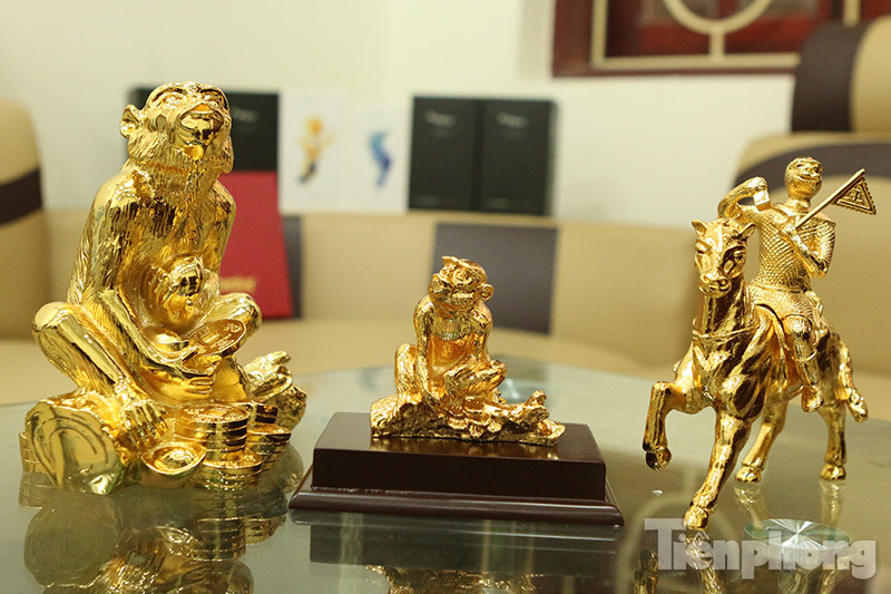 Theo quan niệm của người dân vàng là kim loại quý mang đến may mắn, sự sung túc, tiền tài và rước lộc về cho gia đình trong năm mới. Do vậy, trước Tết Âm lịch nhiều người đã tìm mua những bức tượng khỉ mạ vàng làm quà tặng, biếu hay trang trí trong nhà.