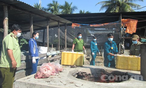 Lực lượng QLTT đang kiểm tra nhà bà Ghi phát hiện số lượng lớn nội tạng không rõ nguồn gốc.