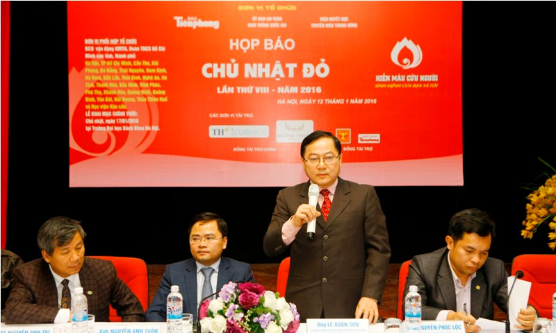 Nhà báo Lê Xuân Sơn - Tổng Biên tập Báo Tiền Phong, Trưởng Ban tổ chức phát biểu tại buổi họp báo. Ảnh: Như Ý