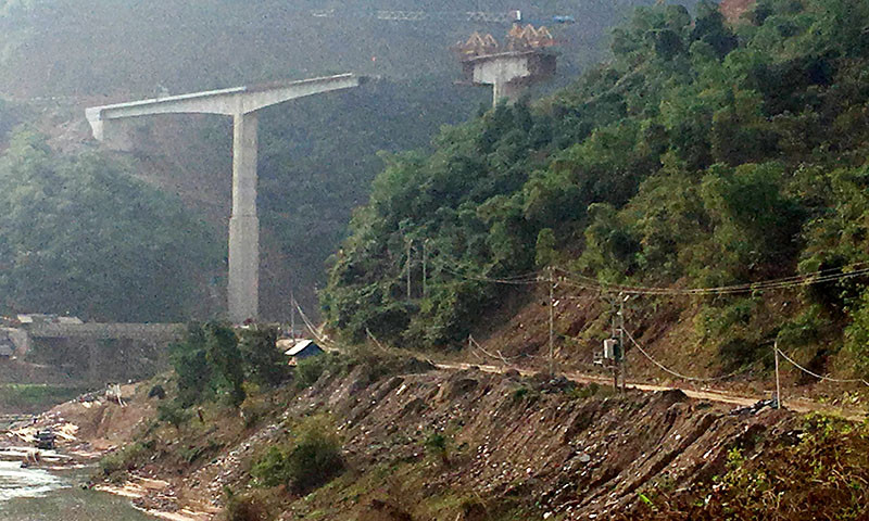 Hiện trường thi công cầu Suối Quanh. 