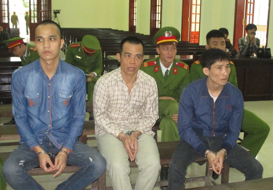 Đối tượng Đệ tại phiên tòa (Đệ ngồi ngoài cùng phía bên phải)