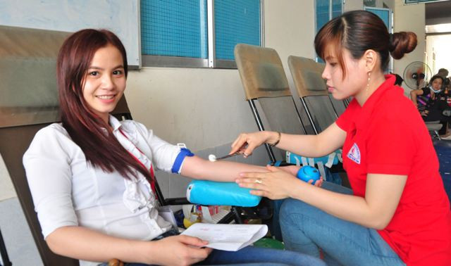 Sinh viên Nguyễn Thị Cẩm Tiên đang hiến máu.