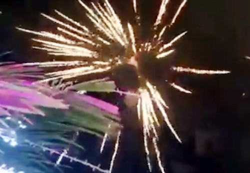 Nhà tổ chức cho rằng khi đạt đến độ cao các dòng điện sẽ tạo ra các hiệu ứng màu. Ảnh cắt từ clip.