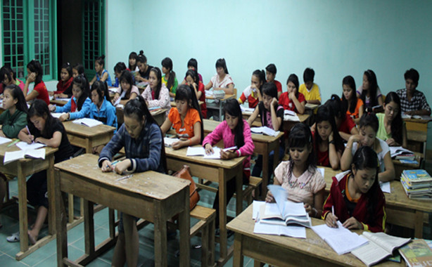 Học sinh trường THPT Tây Trà ôn tậpchuẩn bị cho kỳ thi tốt nghiệp THPT quốc gia sắp tới. Ảnh: Trí Tín.