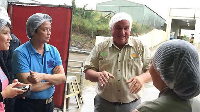 Ông Brice Kaddatz (người đứng giữa) giới thiệu về nhà máy và quy trình chế biến của Công ty Suncoast Gold Macadamia tại Úc.