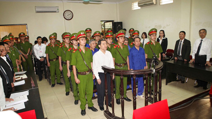 Năm 2014, bị cáo Dương Chí Dũng (áo trắng) và các đồng phạm đã bị xét xử về tội tham ô tài sản. Ảnh: Nguyến Tấn