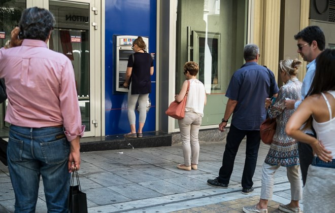 Người dân Hy Lạp tiếp tục xếp hàng rút tiền ở máy ATM ở trung tâm Athens, ngày 14/7. (Nguồn: AFP)