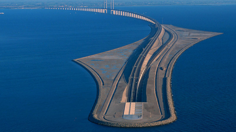 Độc nhất thế giới: Đang 'bay' trên cầu, bất ngờ lặn mất dưới biển