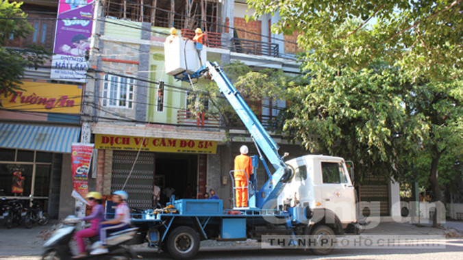 Hiện trường vụ tai nạn, các công nhân Điện lực Phú yên có mặt hiện trường khắc phục sự cố.