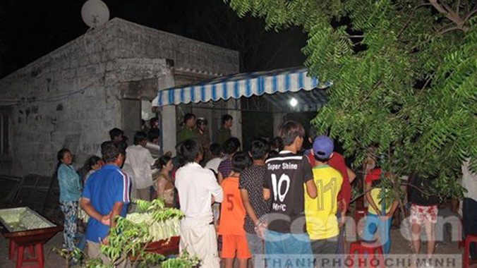 Cơ quan chức năng đang khám nghiệm tử thi. Ảnh: Lê Huân.