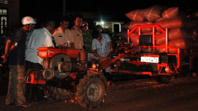 Chiếc xe máy cày chở đầy ắp nông sản gây tai nạn.