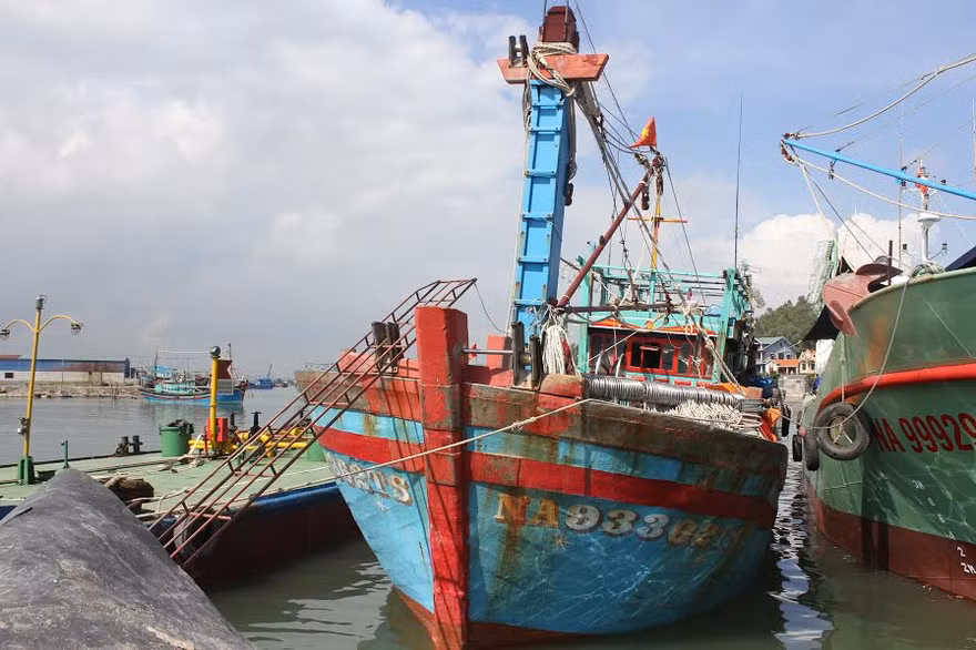Tàu NA 93362 TS đang được sửa chữa tại cảng Lạch Quèn.