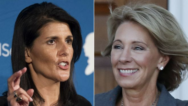 Bà Nikki Haley (trái) và bà Betsy DeVos. Ảnh: AP
