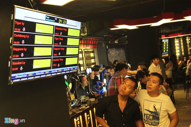 Khách hàng chăm chú theo dõi khi giá bia đang "sập" sàn để kêu những loại bia mà mình thích. 