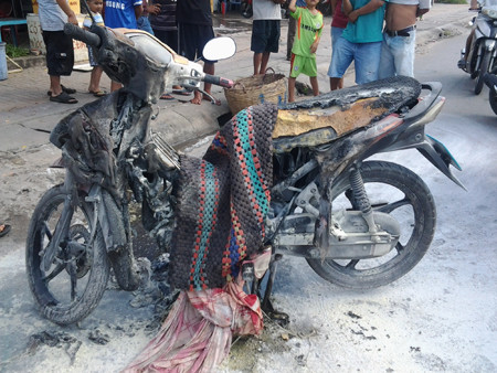 Chiếc xe cháy rụi chưa rõ nguyên nhân.