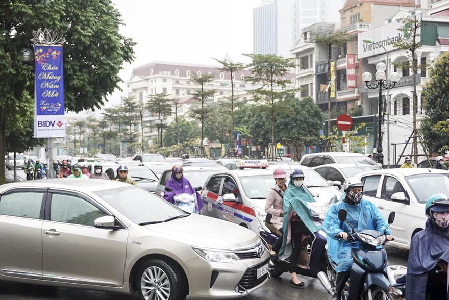 Theo ghi nhận của PV, sáng nay (21/2) nhiều tuyến đường của Thủ đô khá thông thoáng, chỉ một số nơi xảy ra ùn nhẹ.