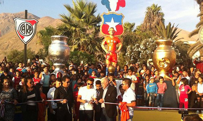 Sanchez trở về quê nhà để tham dự lễ khánh thành bức tượng của mình