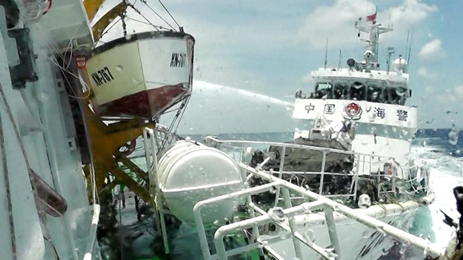 Tàu Trung Quốc đâm tàu chấp pháp Việt Nam. Ảnh: Ng. Huy