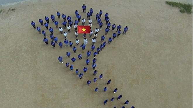 Sinh viên ĐH Ngoại ngữ, ĐHQG Hà Nội xếp hình chữ S thể hiện ca khúc “Vang mãi bản hùng ca”