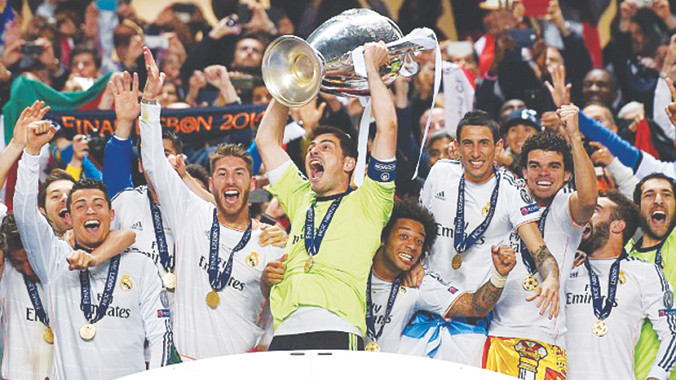 Đội trưởng Casillas nâng cao chiếc cúp Champions League thứ 10 trong lịch sử Real Madrid. Ảnh: Getty Images 