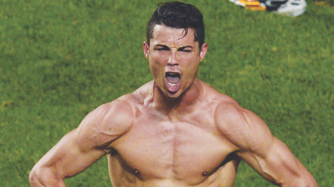 Ronaldo khoe “phom” chuẩn sau khi ghi bàn ấn định chiến thắng cho Real Madrid. Ảnh: AP 