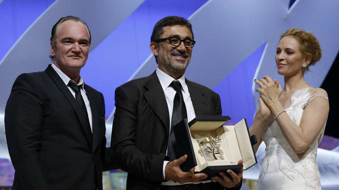 Đạo diễn Ngủ đông nhận Cành cọ vàng đầu tiên từ tay đạo diễn Quentin Tarantino và nữ diễn viên Uma Thurman