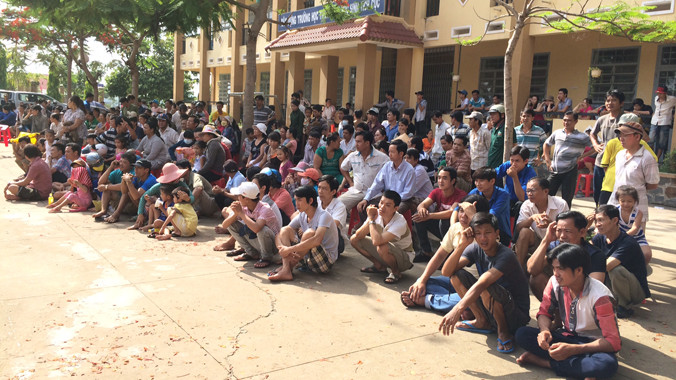 Hàng nghìn người dân đến theo dõi phiên tòa