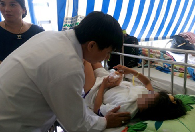 Đại diện Bệnh viện Chợ Rẫy thăm hỏi, động viên nạn nhân cùng gia đình.