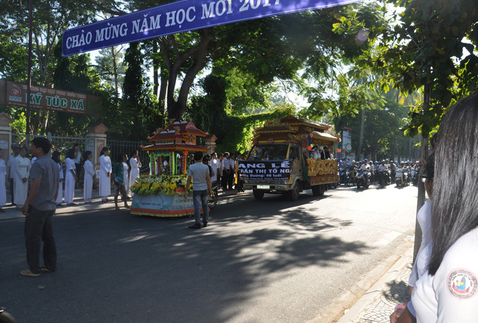 Nhiều người xúc động khi chiếc xe chở linh cửu cô Nga dừng trước cổng trưởng THPT Trần Quý Cáp – nơi cô gắn bó hơn 10 năm.
