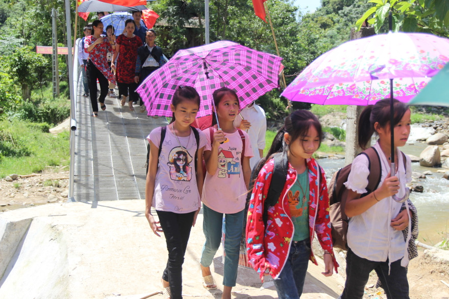 Học sinh vùng lòng hồ thủy điện Bản Vẽ đón năm học mới.