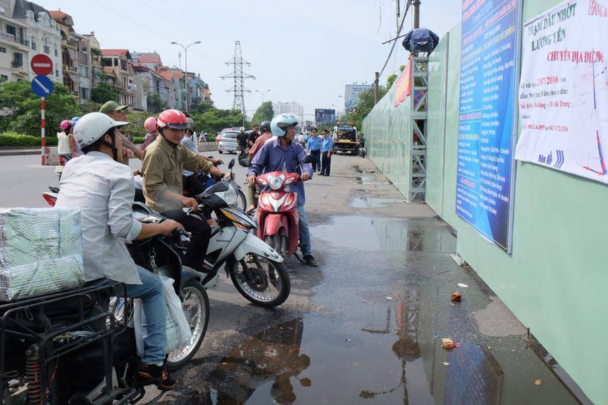 Nhiều người bất ngờ vì bến xe Lương Yên đóng cửa