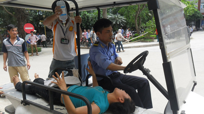  Công nhân nhập viện sáng 19/5. ảnh: H.L 