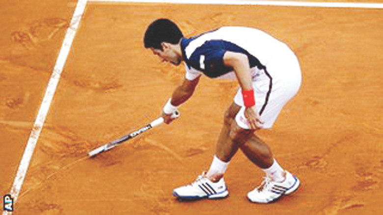  Nole vẽ trái tim trên sân để bày tỏ sự sẻ chia hoạn nạn cùng người dân Serbia đang chịu thiên tai với Hull. Ảnh: AP