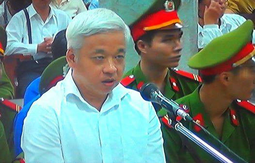 Bầu Kiên dự tòa sáng nay trong trang phục áo sơ mi sáng màu. Ảnh: Bảo Thắng