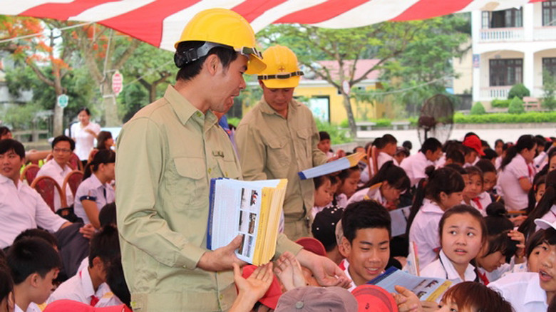 Tuyên truyền sâu rộng để toàn dân hưởng ứng chương trình tiết kiệm điện. Ảnh: Mạnh Hùng