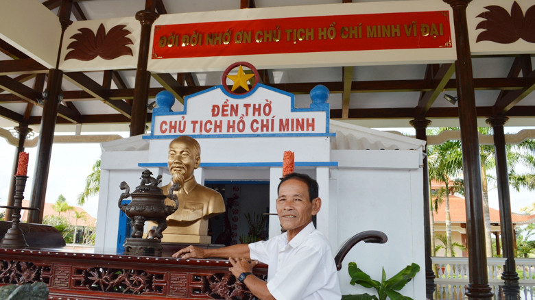 Chú Bảy Khoa trước ngôi đền được tôn tạo, gìn giữ cẩn. trọng Ảnh: Trọng Duy