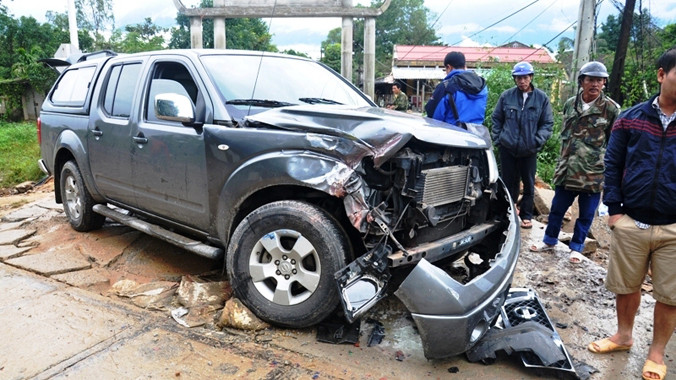 Vụ tai nạn đường sắt làm đầu xe ô tô bán tải bị vỡ nát. Ảnh: Nhân Văn. 