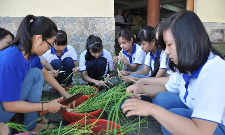 Sinh viên nhặt rau.
