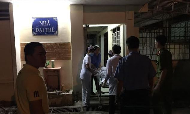 Các nhân viên y tế đưa thi thể nạn nhân vào nhà xác.