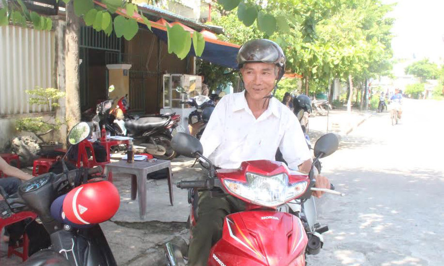 Thương binh một tay chở cháu đi thi