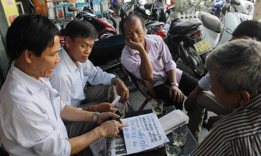 Phụ huynh chuyền tay nhau thông tin điểm nghỉ trưa có máy lạnh, phục vụ cơm miễn phí tại số nhà 122A Nguyễn Lương Bằng, quận Liên Chiểu, TP. Đà Nẵng. Ảnh: Thanh Trần. 