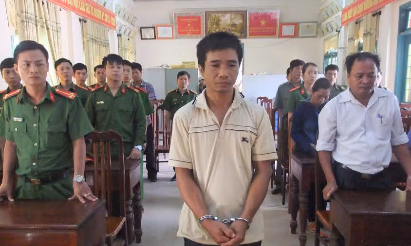 Đối tượng Nguyễn Thanh Sơn bị đưa ra phê bình trước người dân ở trụ sở UBND xã Cam Nghĩa.