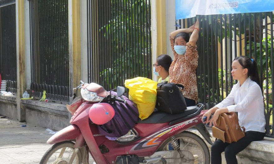 Hai mẹ con chị Mai Hoa Phượng Liễu từ Long An lên TPHCM dự thi.