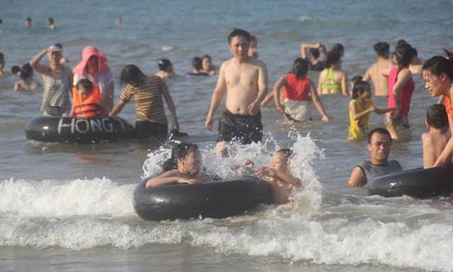 Trong tháng 6, khách du lịch tấp nập đổ về bãi tắm Cửa Lò.