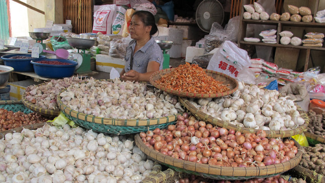 Nhiều hàng hóa có nguồn gốc Trung Quốc được bày bán tại chợ đầu mối phía Nam