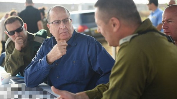Bộ trưởng quốc phòng Israel Moshe Yaalon (giữa). (Nguồn: Bộ quốc phòng Israel)
