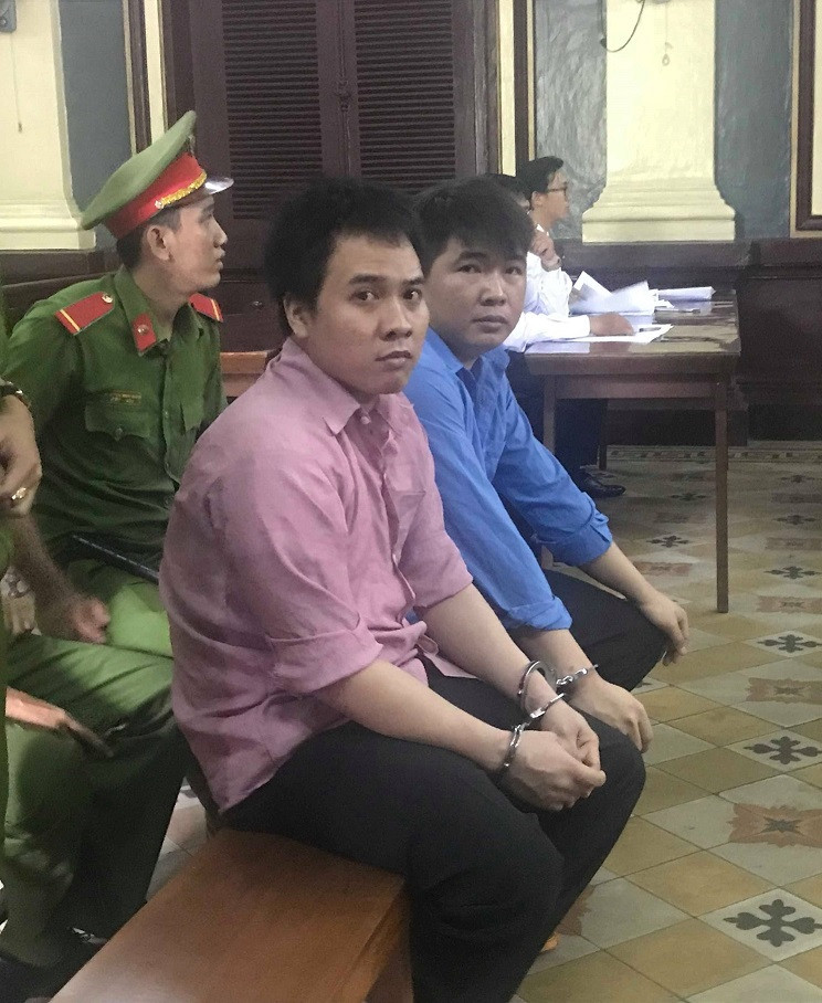 Hai bị cáo tại tòa hôm nay 21/9. Ảnh: Tân Châu