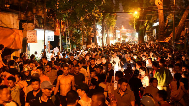 Vụ việc kéo dài suốt 2 giờ, hàng trăm người dân kéo tới hiện trường