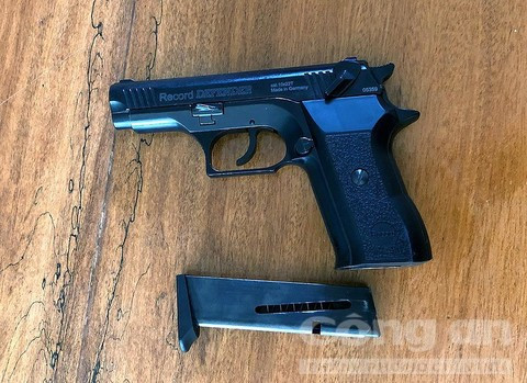 Khẩu súng trong vụ án bị công an thu giữ